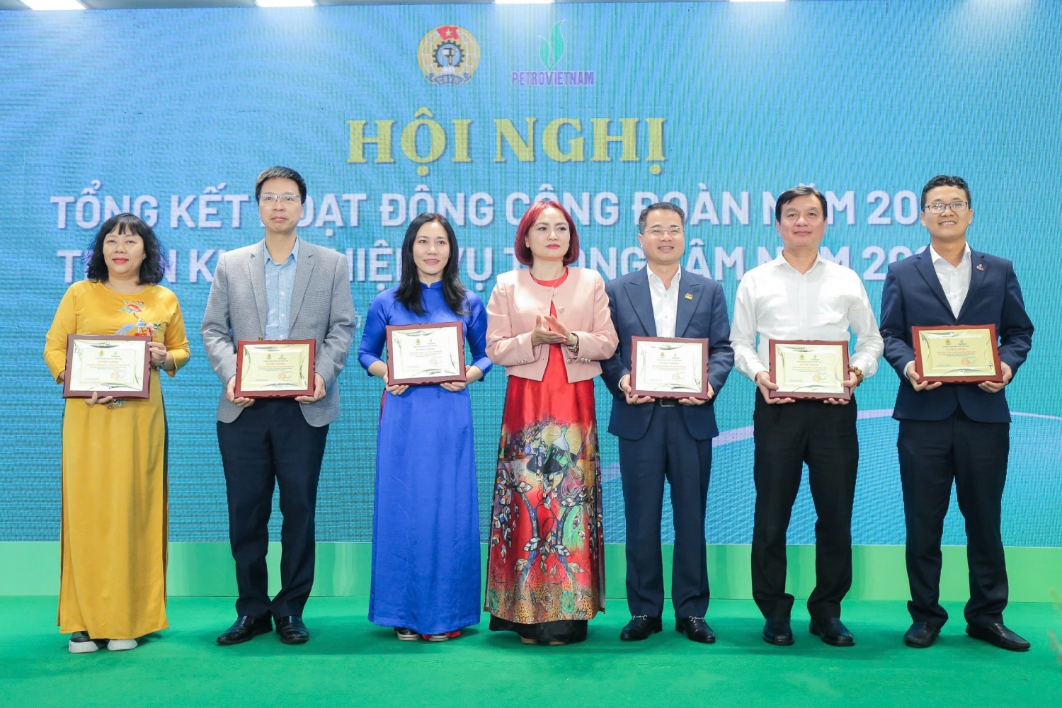 Chủ tịch Công đoàn Petrovietnam Nghiêm Thùy Lan trao biểu trưng khen thưởng cho các tập thể đạt thành tích xuất sắc trong chương trình thi đua ‘‘Đổi mới sáng tạo” năm 2024.