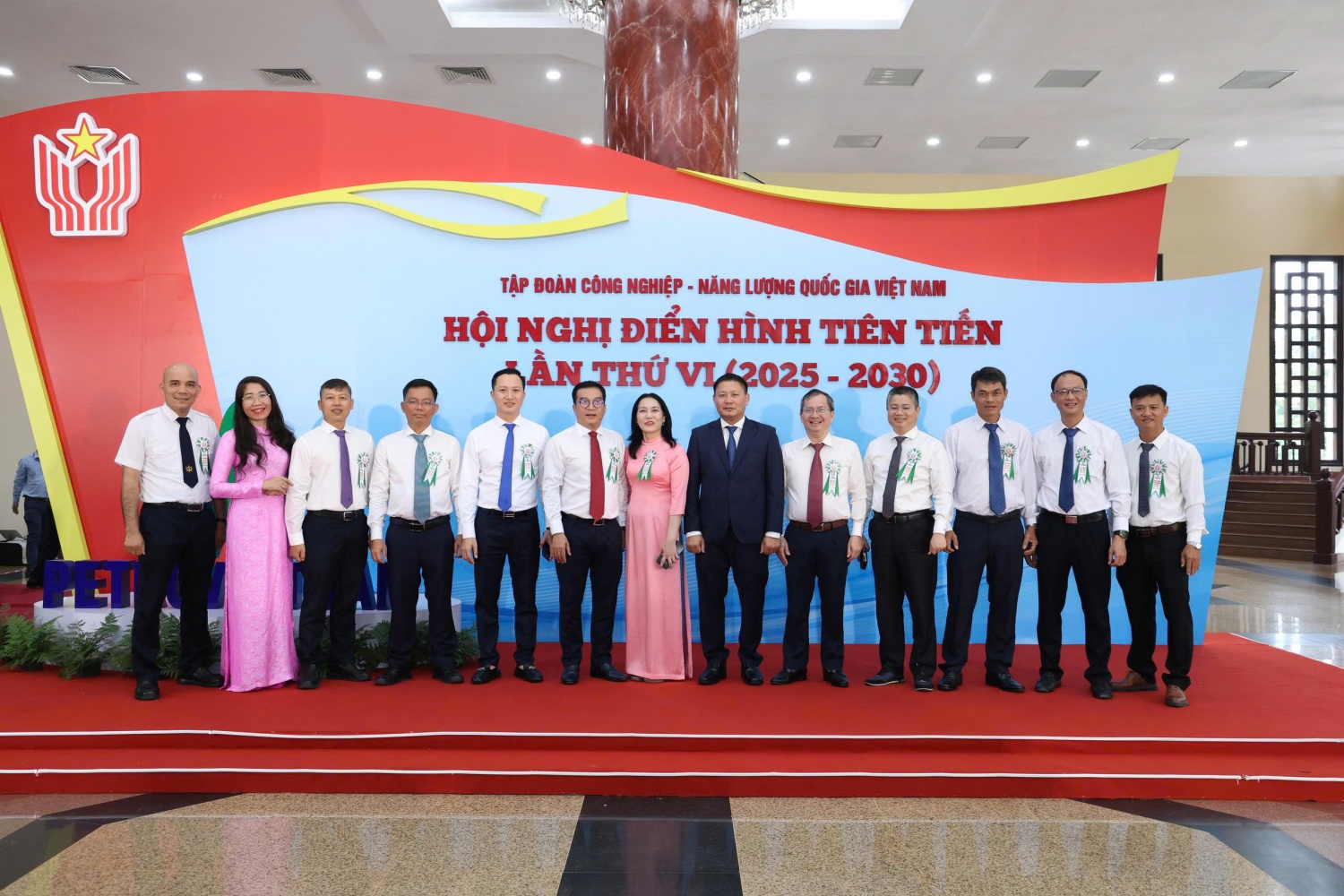 Các đại biểu chụp ảnh lưu niệm tại Hội nghị