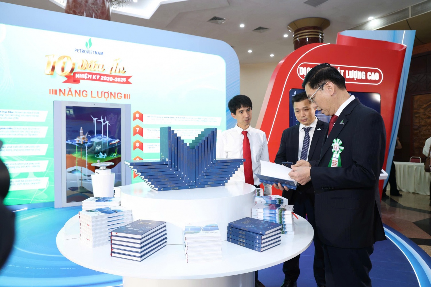 Đồng chí Trần Quang Dũng - Phó Bí thư thường trực Đảng ủy Petrovietnam tham quan khu vực trưng bày sách quản trị rủi ro và chuyển dịch năng lượng