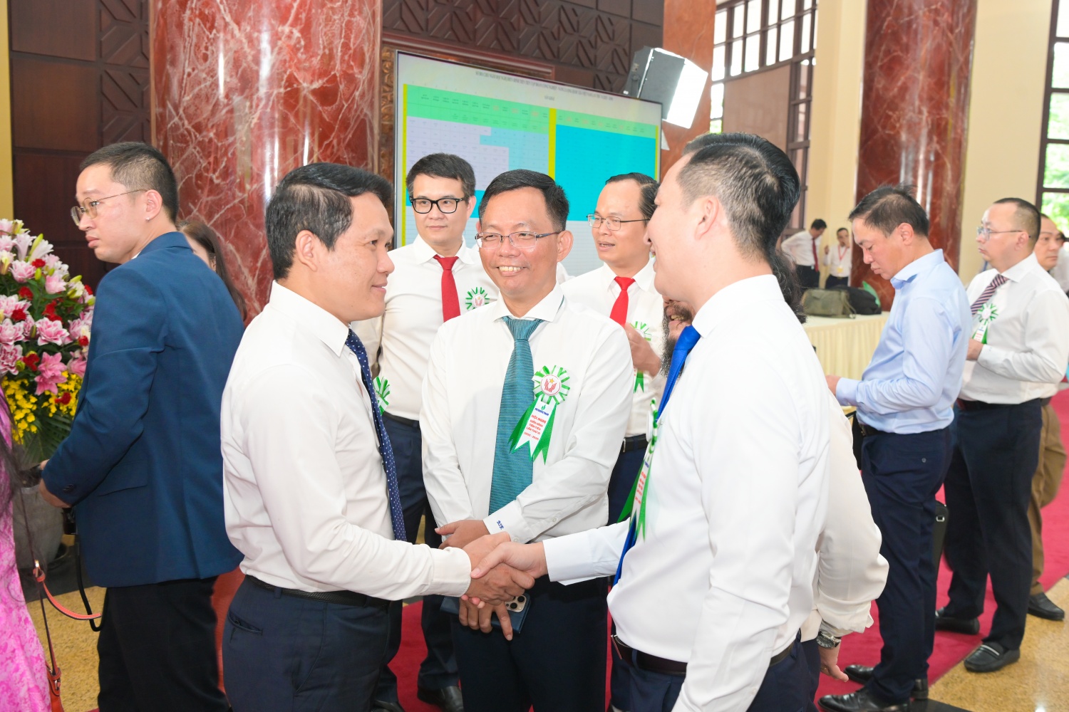 Các đại biểu gặp gỡ, trao đổi, thảo luận