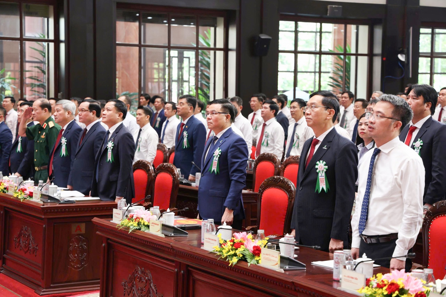 Các đại biểu thực hiện nghi lễ chào cờ