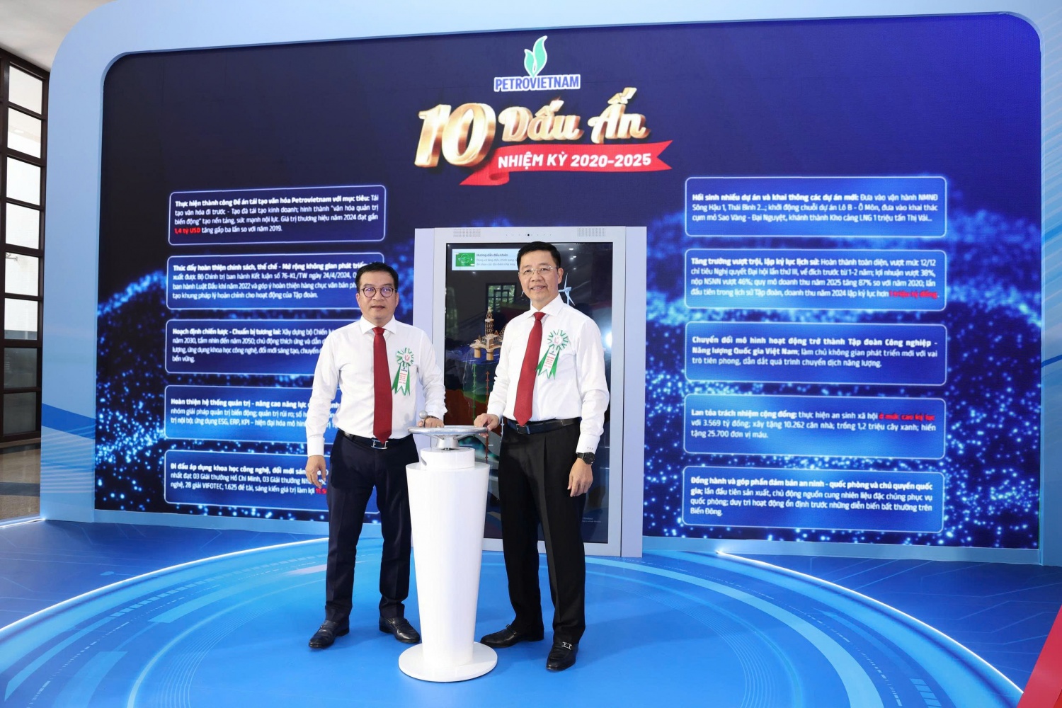 Các đại biểu tham quan khu triển lãm ảnh dấu ấn nhiệm kỳ 2020-2025 Đảng bộ Petrovietnam
