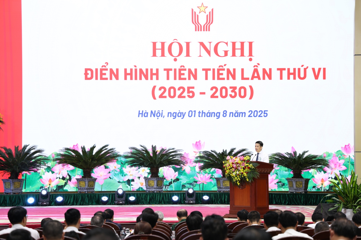 Tổng Giám đốc PV GAS Phạm Văn Phong trình bày tham luận “Công tác lãnh đạo, chỉ đạo của Cấp ủy/Lãnh đạo đơn vị/Công đoàn trong tổ chức, thực hiện các phong trào thi đua yêu nước theo lời dạy của Chủ tịch Hồ Chí Minh “Thi đua là yêu nước, yêu nước thì phải thi đua”
