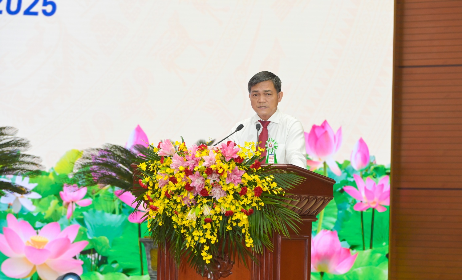 Tổng Giám đốc PVCFC Văn Tiến Thanh trình bày tham luận “Tổ chức phong trào thi đua yêu nước và đổi mới công tác thi đua, khen thưởng gắn với Khoa học công nghệ (KHCN), đổi mới sáng tạo (ĐMST) và chuyển đổi số (CĐS)”.
