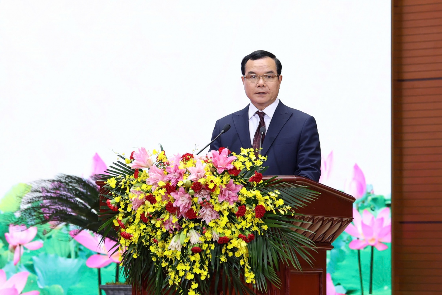 Đồng chí Nguyễn Đình Khang, UV BCH TW Đảng, Phó Chủ tịch UBTWMTTQVN, Chủ tịch TLĐLĐVN phát biểu tại Hội nghị