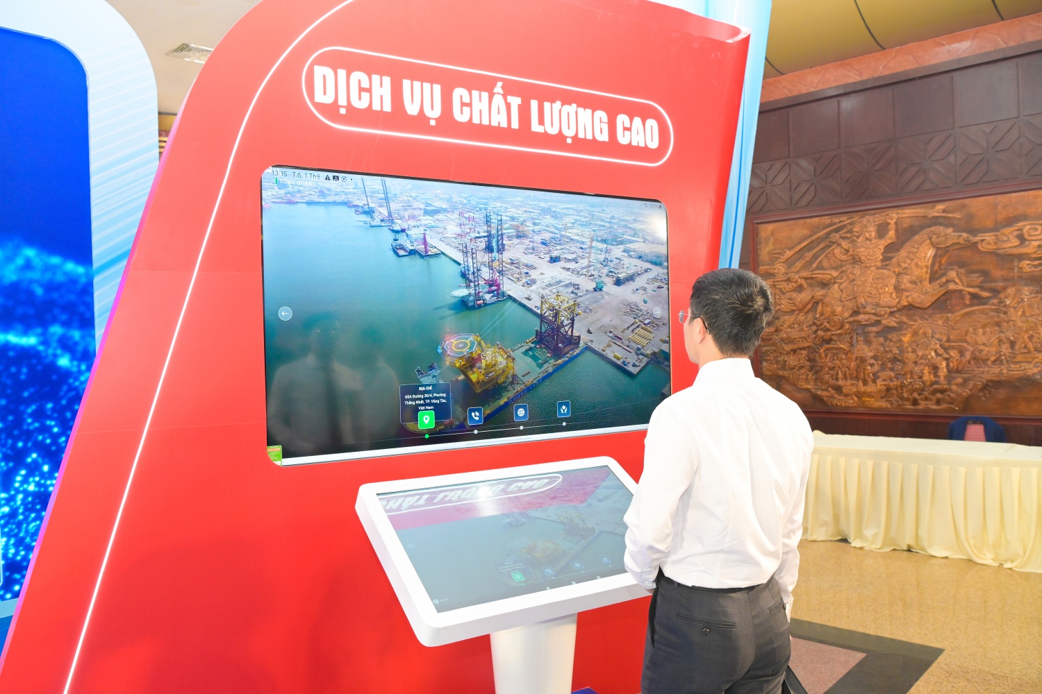 Đại biểu tham quan triển lãm ảnh dấu ấn nhiệm kỳ 2020-2025 Đảng bộ Petrovietnam