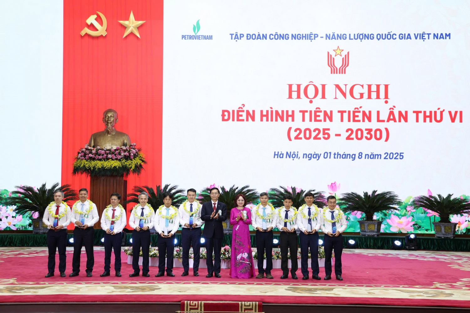 Đồng chí Trần Quang Dũng, Phó Bí thư thường trực Đảng ủy Tập đoàn và đồng chí Nghiêm Thùy Lan, UV BTV Đảng ủy, Chủ tịch Công đoàn Tập đoàn trao Biểu trưng tuyên dương, khen thưởng các tập thể điển hình tiên tiến giai đoạn 2020-2024.