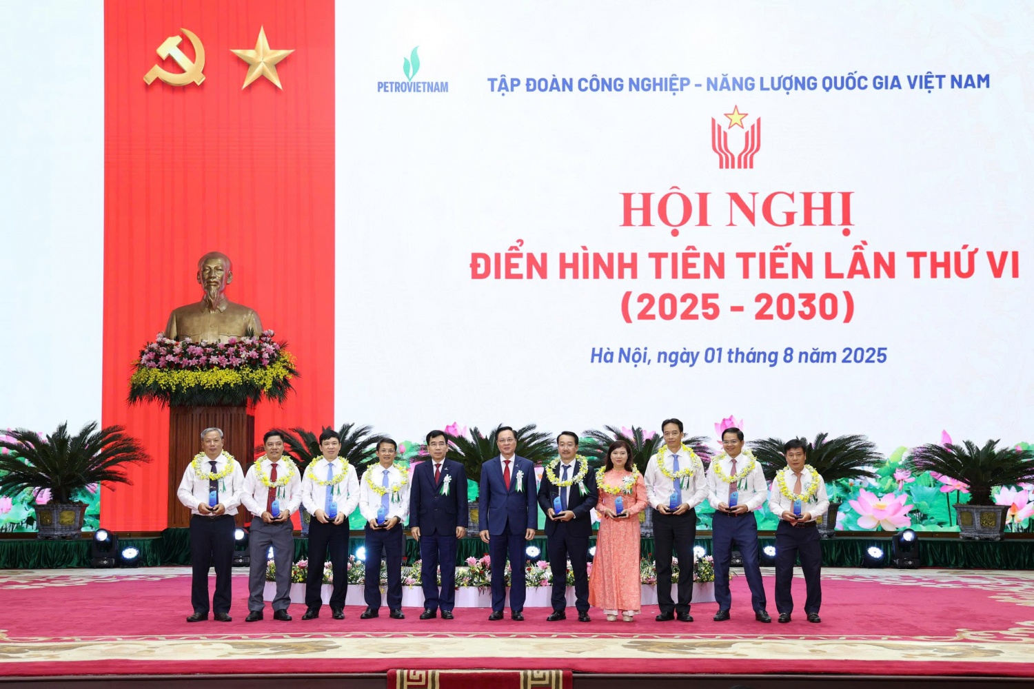 Đồng chí Bùi Minh Tiến, UV BTV Đảng ủy, Thành viên HĐTV Tập đoàn và đồng chí Lê Xuân Huyên, UV BTV Đảng uỷ, Phó Tổng giám đốc, Thành viên Hội đồng TĐKT Tập đoàn trao Biểu trưng tuyên dương, khen thưởng cho các cá nhân điển hình tiên tiến giai đoạn 2020-2024.