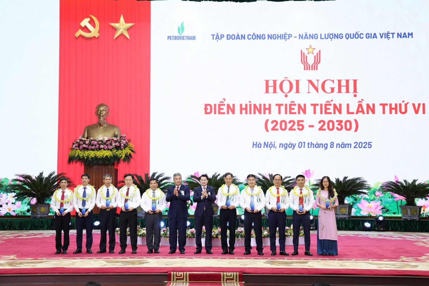 Đồng chí Phạm Tuấn Anh, UV BCH Đảng bộ, Thành viên HĐTV Tập đoàn và đồng chí Đỗ Chí Thanh, UV BTV Đảng ủy, Phó Tổng giám đốc, Phó chủ tịch thường trực Hội đồng TĐKT Tập đoàn trao Biểu trưng tuyên dương, khen thưởng các cá nhân điển hình tiên tiến giai đoạn 2020-2024.