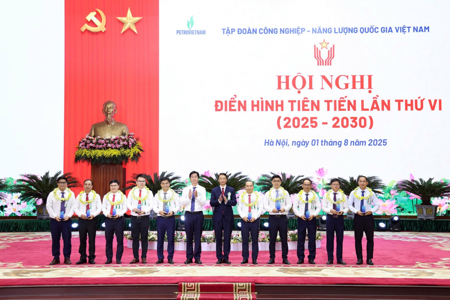 Đồng chí Trần Hồng Nam, UV BCH Đảng bộ, Thành viên HĐTV Tập đoàn và đồng chí Nguyễn Mạnh Kha, Phó Chủ tịch Thường trực Công đoàn Petrovietnam trao Biểu trưng tuyên dương, khen thưởng các cá nhân điển hình tiên tiến giai đoạn 2020-2024.
