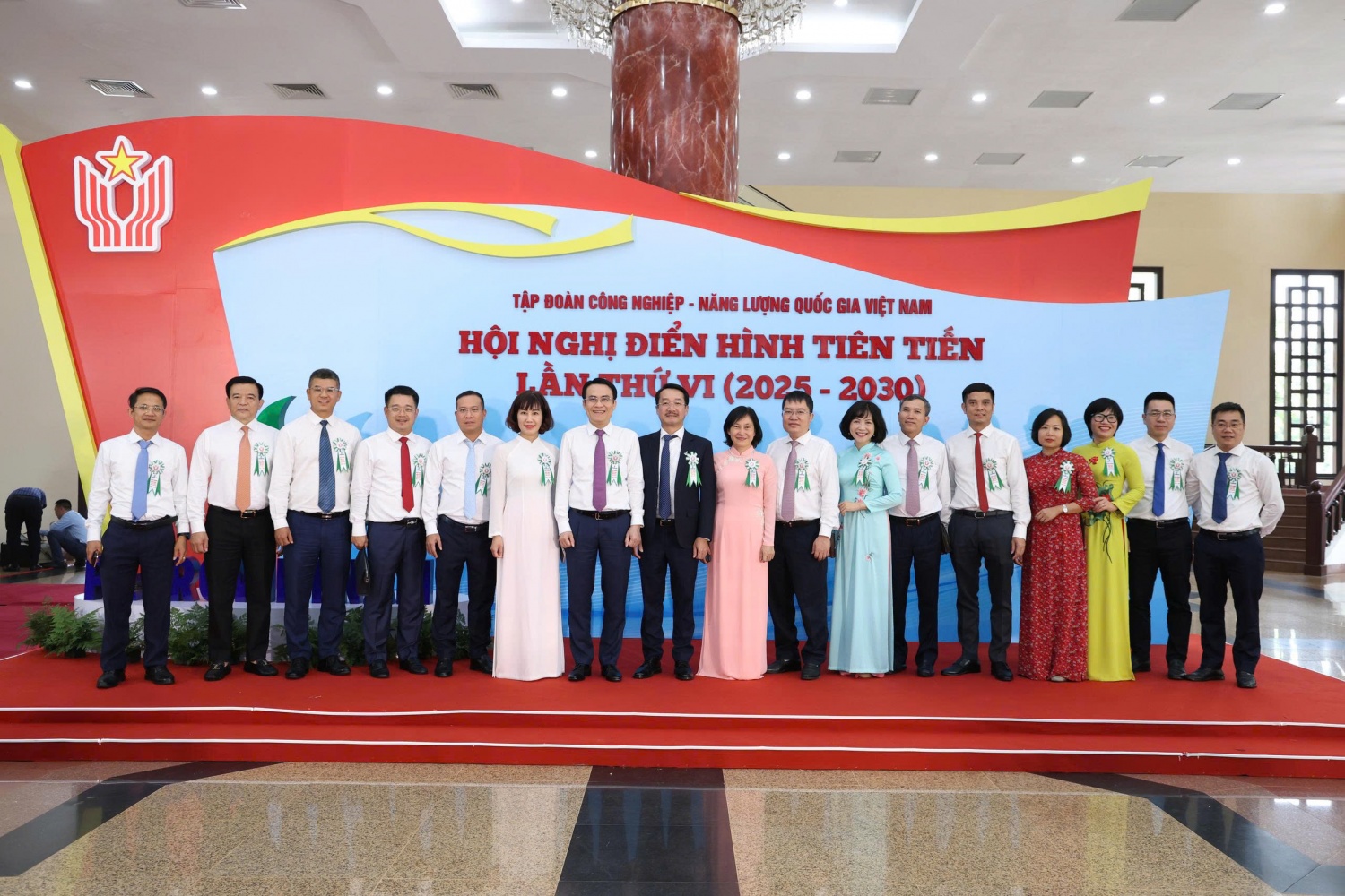 Các đại biểu chụp ảnh lưu niệm tại Hội nghị