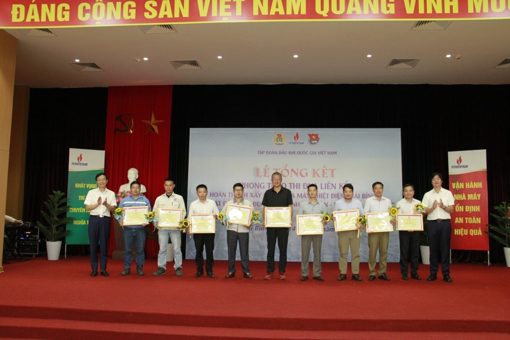 Lãnh đạo Petrovietnam và Công đoàn Petrovietnam trao bằng khen cho các tập thể xuất sắc tại dự án NMNĐ Thái Bình 2