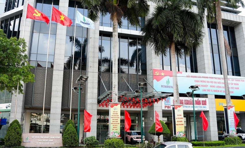 Trụ sở Petrovietnam được trang hoàng rực rỡ với các khẩu hiệu, pano, áp phích... sẵn sàng chào mừng Đại hội Đại biểu Đảng bộ Tập đoàn lần thứ IV, nhiệm kỳ 2025-2030.