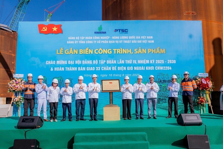 Lãnh đạo Đảng uỷ Chính phủ, lãnh đạo Petrovietnam, đại diện chủ đầu tư Orsted (Đan Mạch) và đại diện lãnh đạo PTSC thực hiện ghi thức gắn biển công trình chào mừng Đại hội Đảng bộ Petrovietnam lần thứ IV