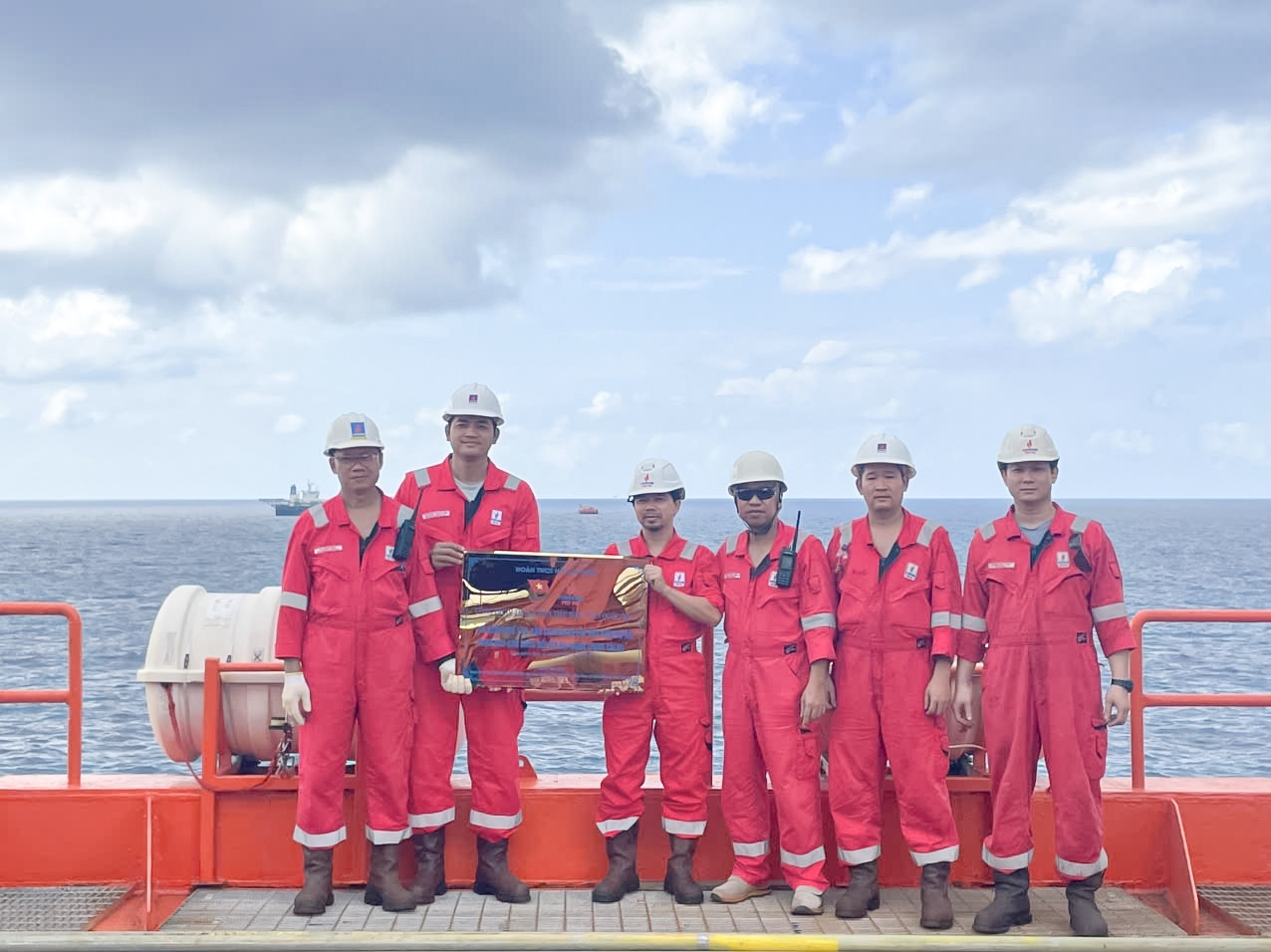Trao biển Công trình Thanh niên “Thi công chế tạo, vận chuyển và lắp đặt phao neo kho chứa nổi mỏ Đại Hùng”.