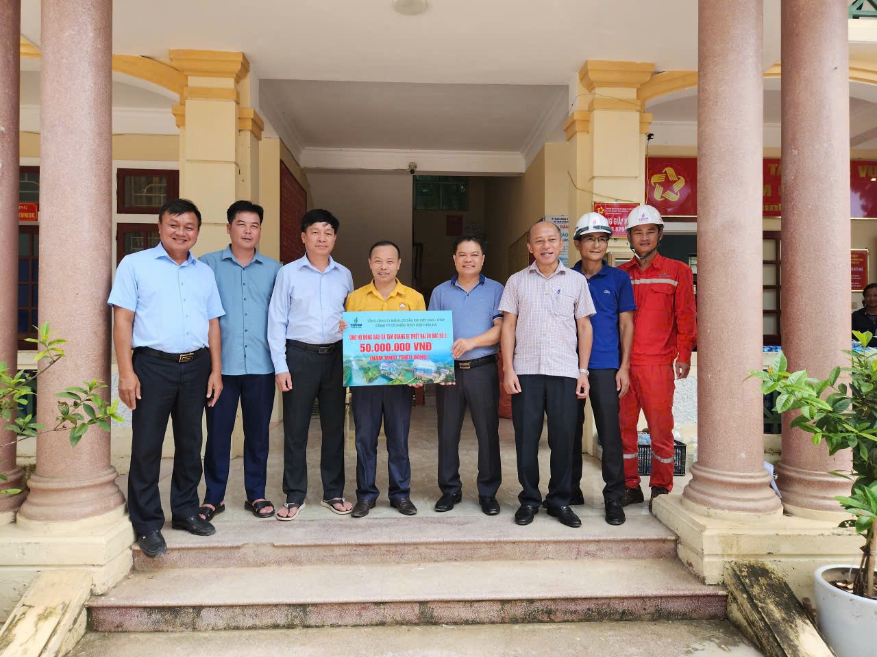 Lãnh đạo Công ty CP Thủy điện Hủa Na bày tỏ mong muốn người dân tại các xã bị ảnh hưởng bởi bão lũ sớm vượt qua khó khăn, ổn định cuộc sống.