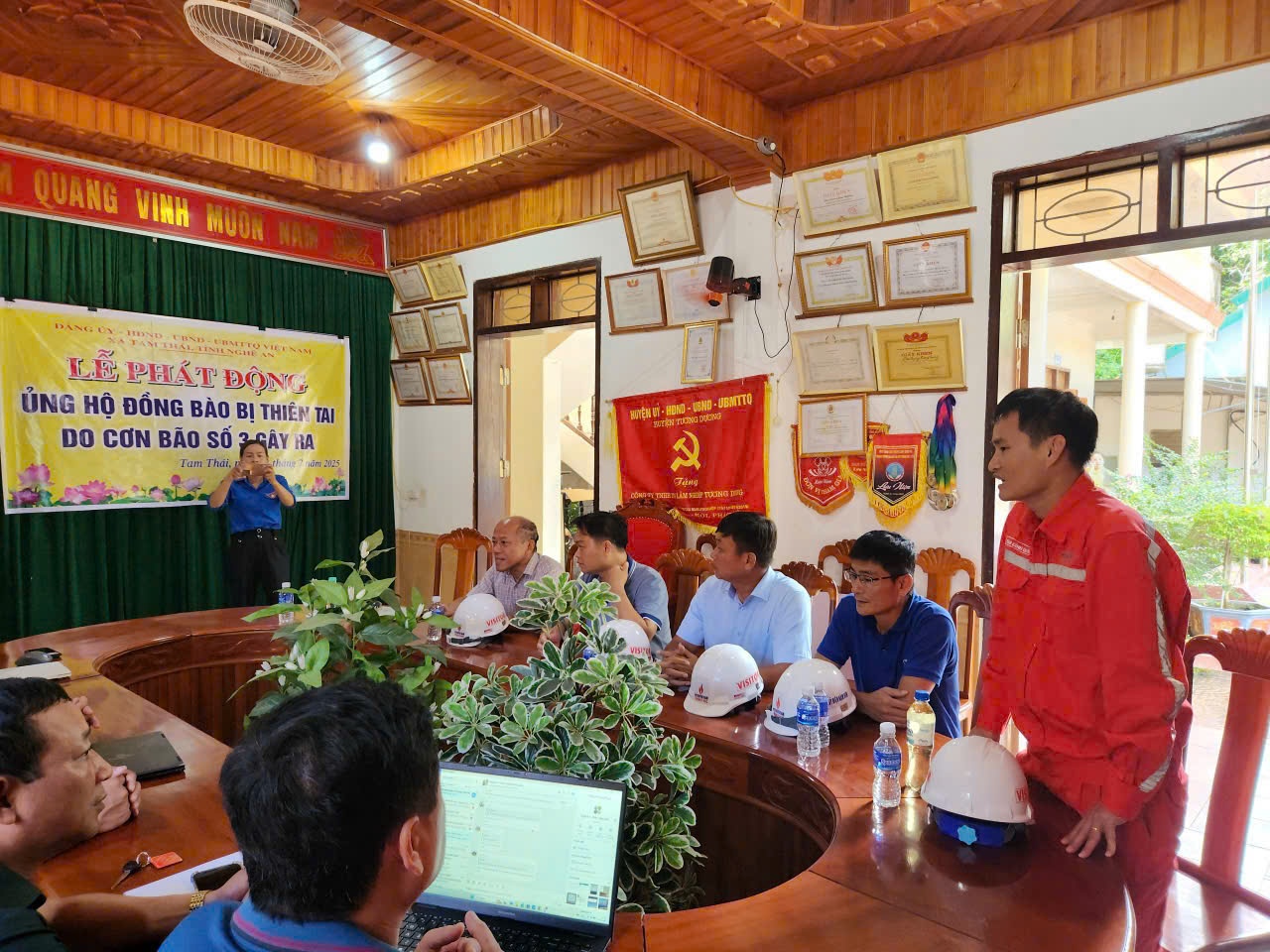Với tinh thần tương thân tương ái, Công ty CP Thủy điện Hủa Na đã có nhiều hoạt động thiết thực giúp đỡ đồng bào nơi rốn lũ.
