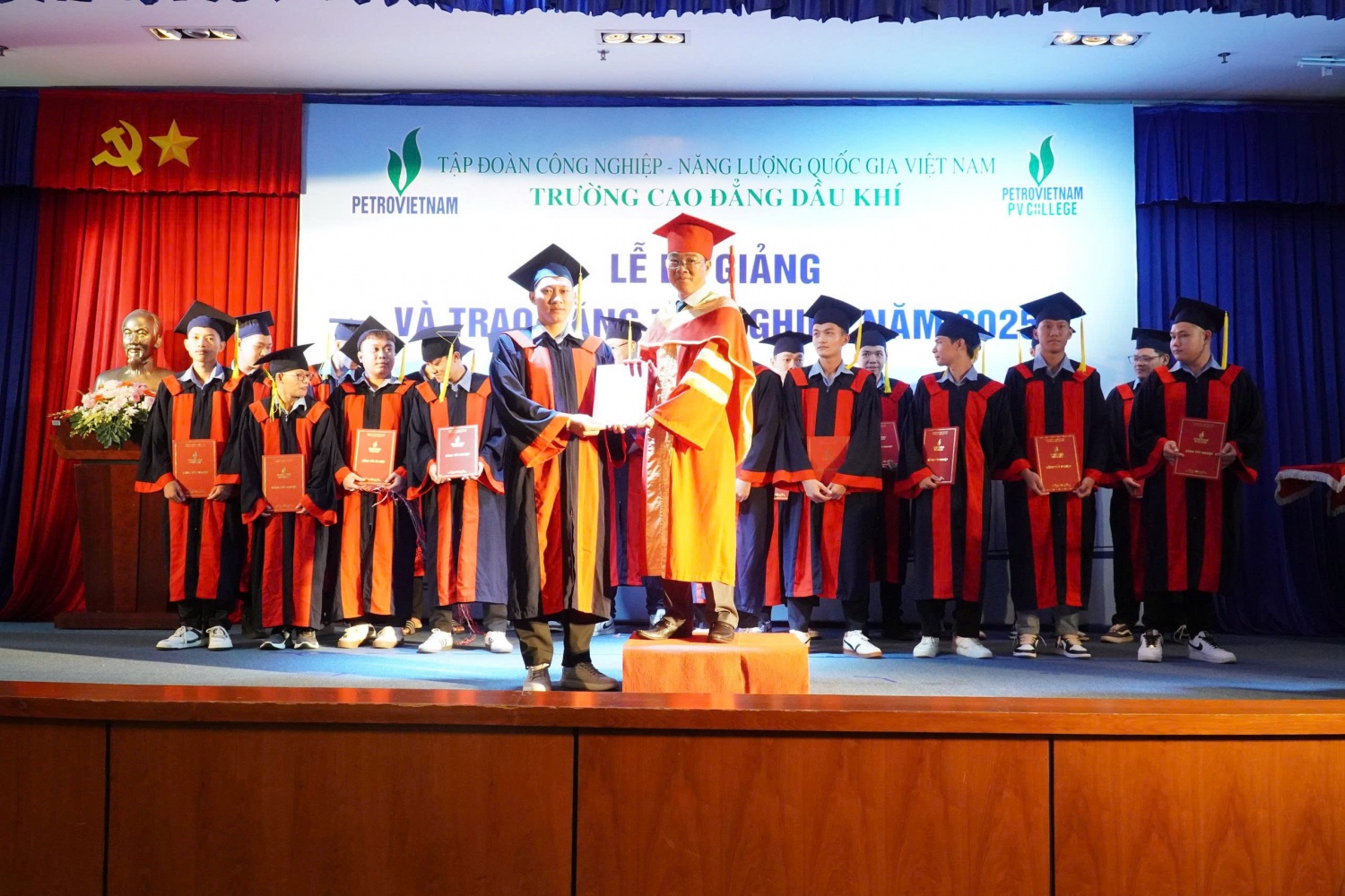 Ông Ngô Xuân Hưng - Phó Hiệu trưởng phụ trách PV College trao bằng tốt nghiệp cho sinh viên tốt nghiệp đợt 1 năm 2025.