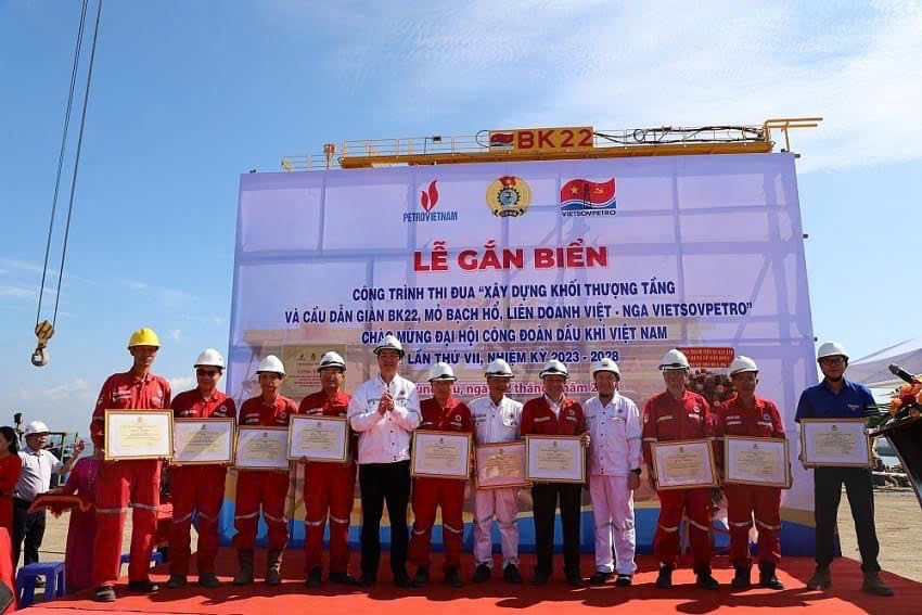 Công đoàn Petrovietnam khen thưởng các tập thể, cá nhân có thành tích xuất sắc trong phong trào thi đua công trình chào mừng Đại hội Công đoàn Petrovietnam
