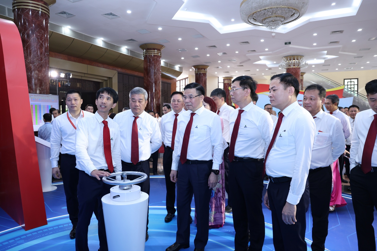 Các đại biểu tham quan triển lãm Dấu ấn nhiệm kỳ 2020-2025