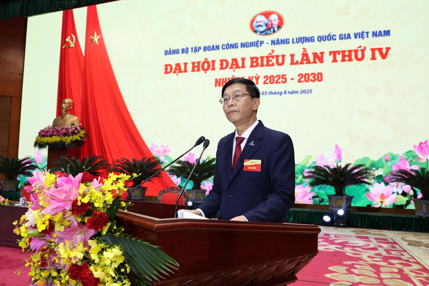Đồng chí Trần Quang Dũng, Phó Bí thư thường trực Đảng ủy Tập đoàn điều hành bầu Đoàn Chủ tịch, Đoàn Thư ký và Ban Thẩm tra tư cách đại biểu.