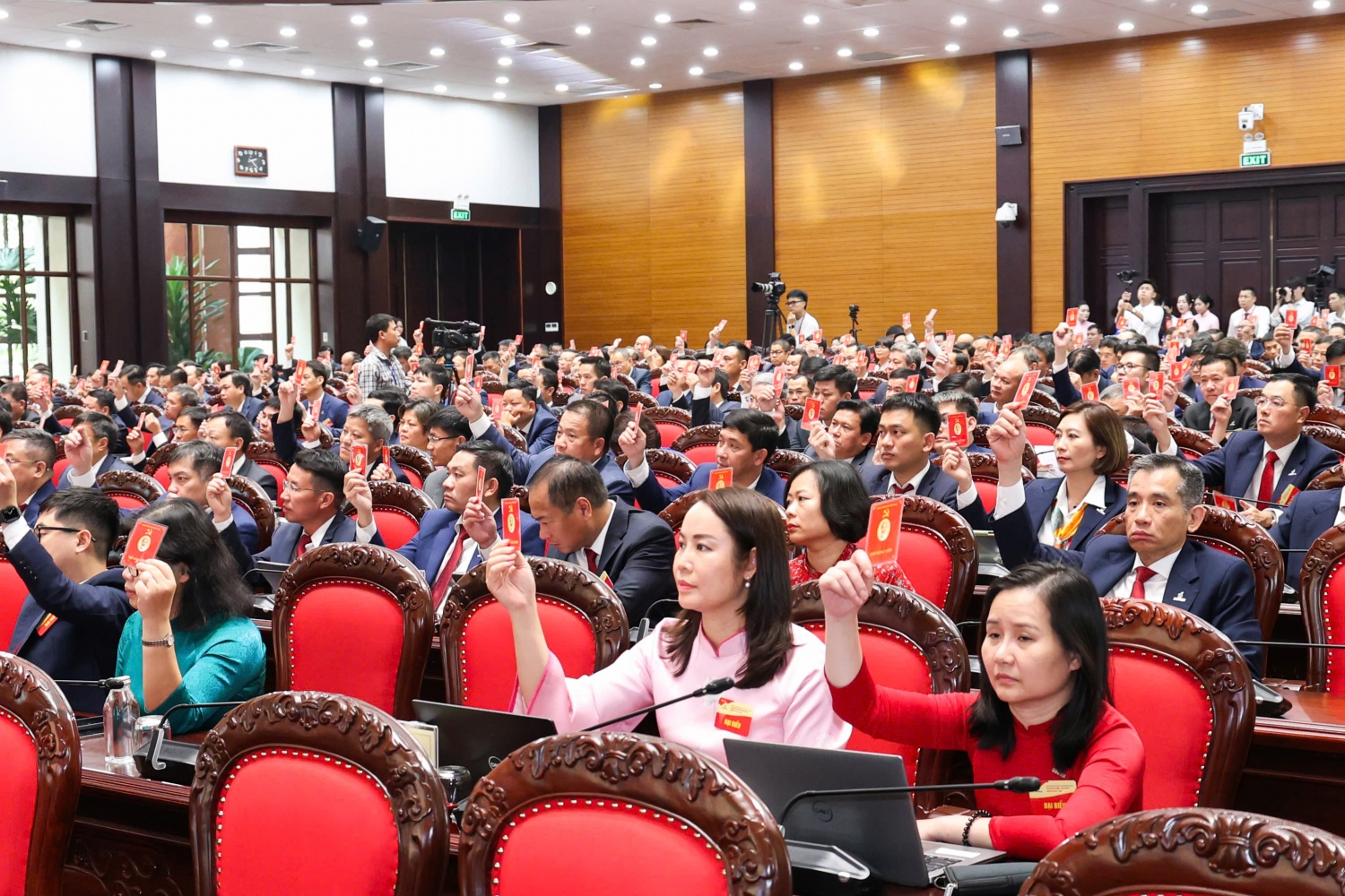 Các đại biểu biểu quyết