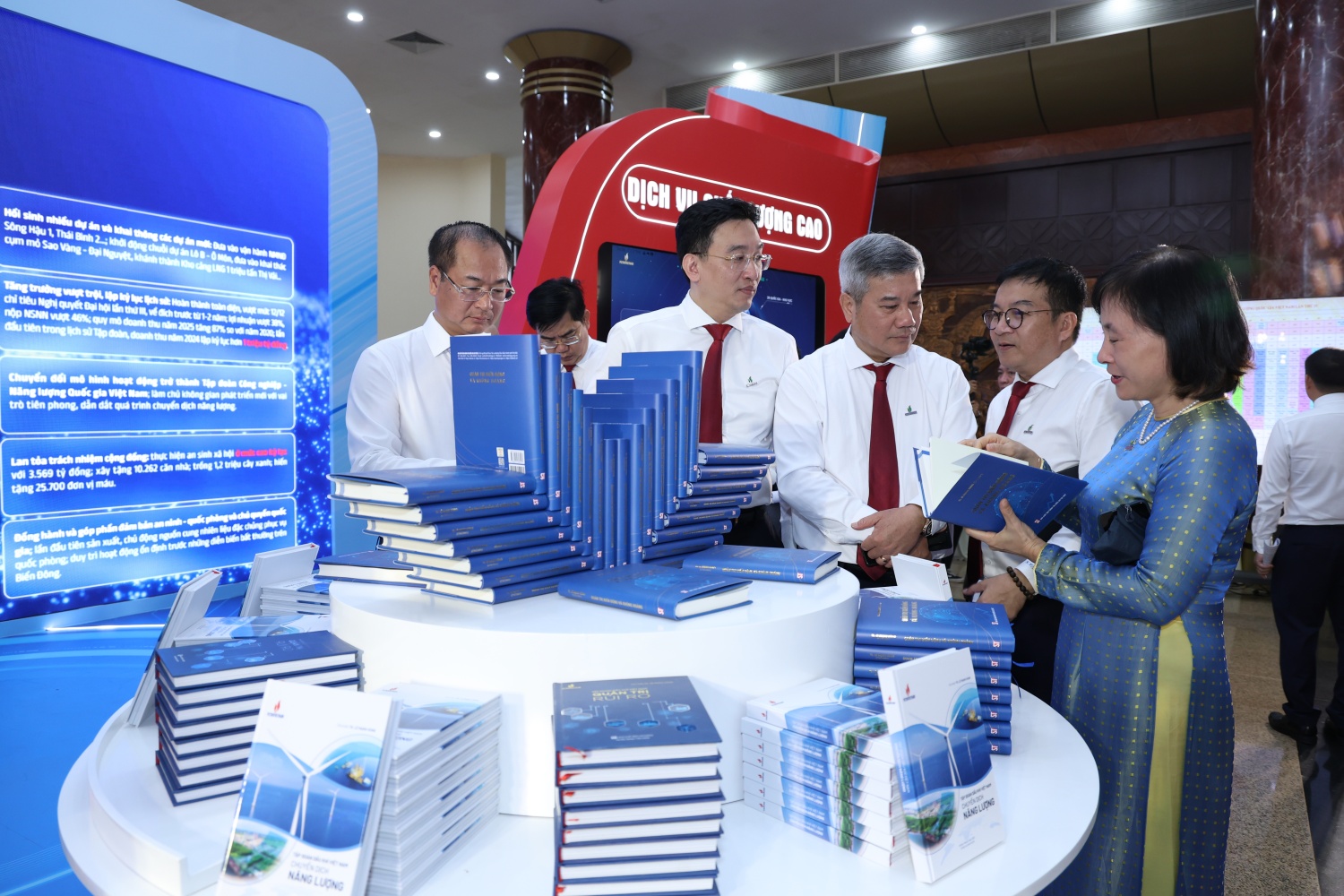 Các đại biểu tham quan khu trưng bày sách quản trị rủi ro và chuyển dịch năng lượng