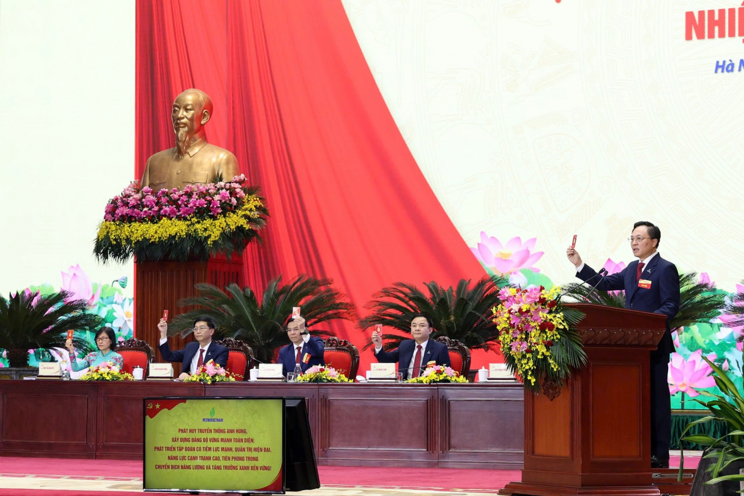 Đồng chí Bùi Minh Tiến, Thành viên HĐTV Tập đoàn trình bày và điều hành thông qua Chương trình và Quy chế làm việc của Đại hội.