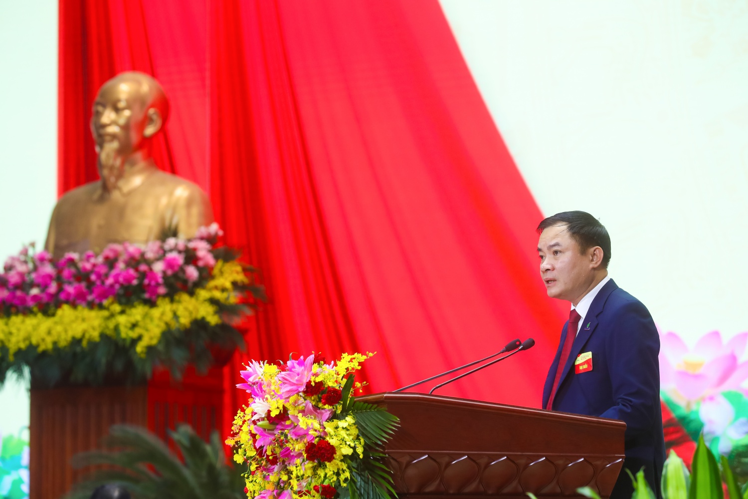 Đồng chí Lê Ngọc Sơn, Phó Bí thư Đảng ủy, Tổng Giám đốc Tập đoàn trình bày Báo cáo tổng hợp các ý kiến đóng góp vào dự thảo Văn kiện Đại hội lần thứ XIV của Đảng và Đại hội đại biểu Đảng bộ Chính phủ nhiệm kỳ 2025-2030.