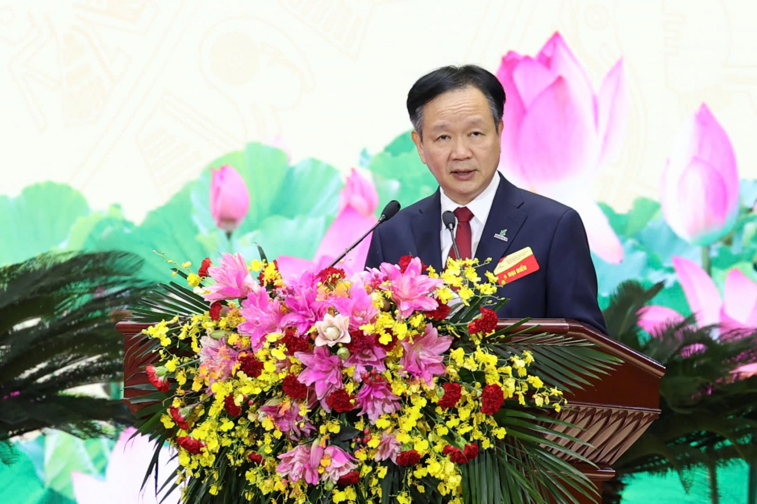 Đồng chí Vũ Mai Khanh, Bí thư Đảng ủy, Tổng Giám đốc Vietsovpetro trình bày tham luận với chủ đề “Học tập và làm theo tư tưởng, đạo đức, phong cách Hồ Chí Minh trong phát triển khoa học công nghệ, đổi mới sáng tạo, tối ưu hiệu quả sản xuất kinh doanh”
