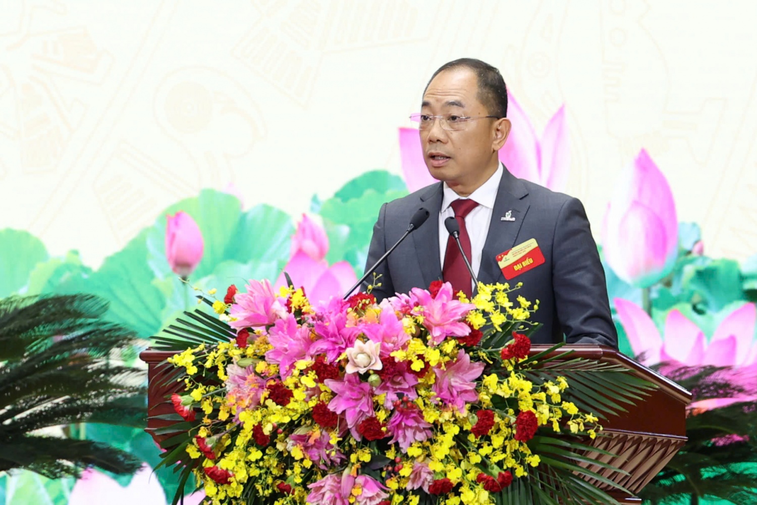 Đồng chí Cao Hoài Dương, Bí thư Đảng ủy, Chủ tịch HĐQT PVOIL trình bày tham luận với chủ đề “Tái tạo và phục hồi Văn hóa Petrovietnam - Giải pháp xây dựng các doanh nghiệp trong hệ sinh thái Petrovietnam phát triển bền vững”.