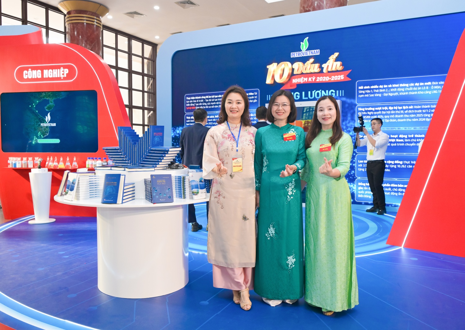 Các đại biểu tham quan khu triển lãm ảnh Dấu ấn nhiệm kỳ 2020-2025