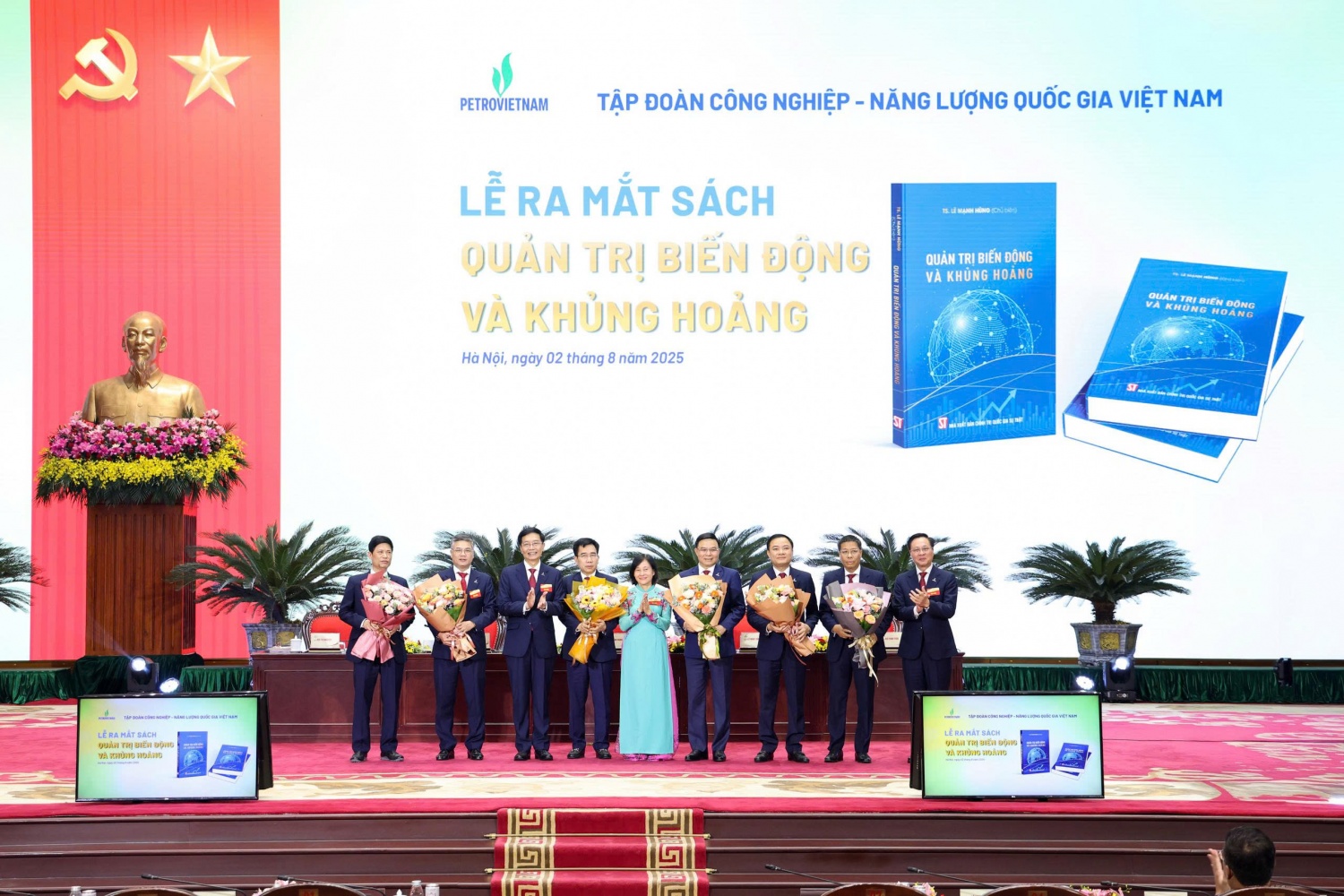 Tại Phiên trù bị đã diễn ra Lễ ra mắt cuốn sách “Quản trị biến động và khủng hoảng” do Tiến sĩ Lê Mạnh Hùng - Chủ tịch HĐTV Petrovietnam chủ biên cùng các cộng sự