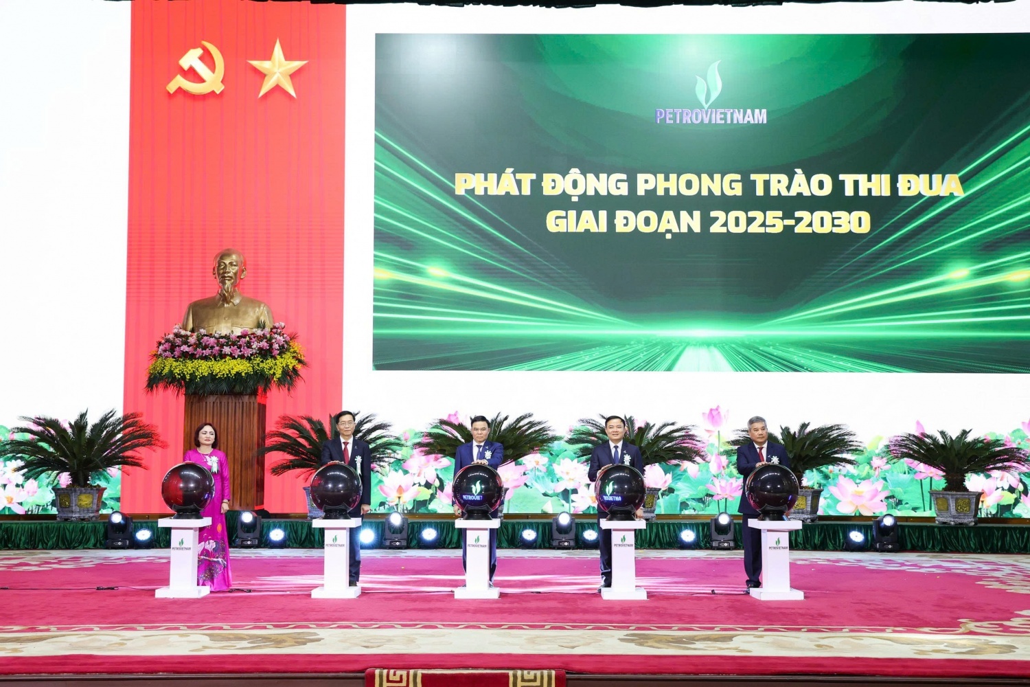 Các đồng chí lãnh đạo Tập đoàn và Công đoàn Petrovietnam phát động phong trào thi đua giai đoạn 2025-2030