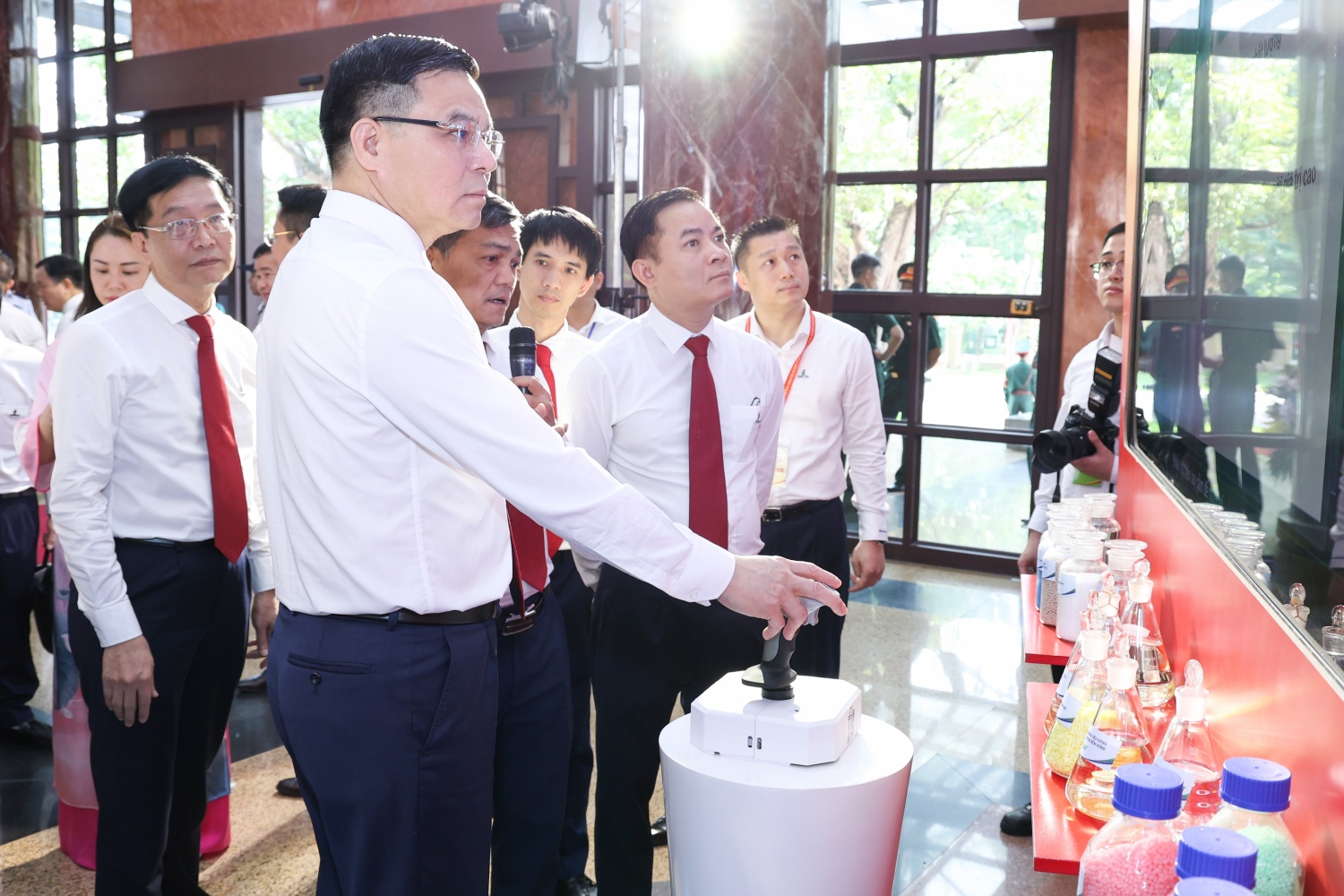 Lãnh đạo Petrovietnam kiểm tra khu trưng bày các sản phẩm nổi bật của Tập đoàn