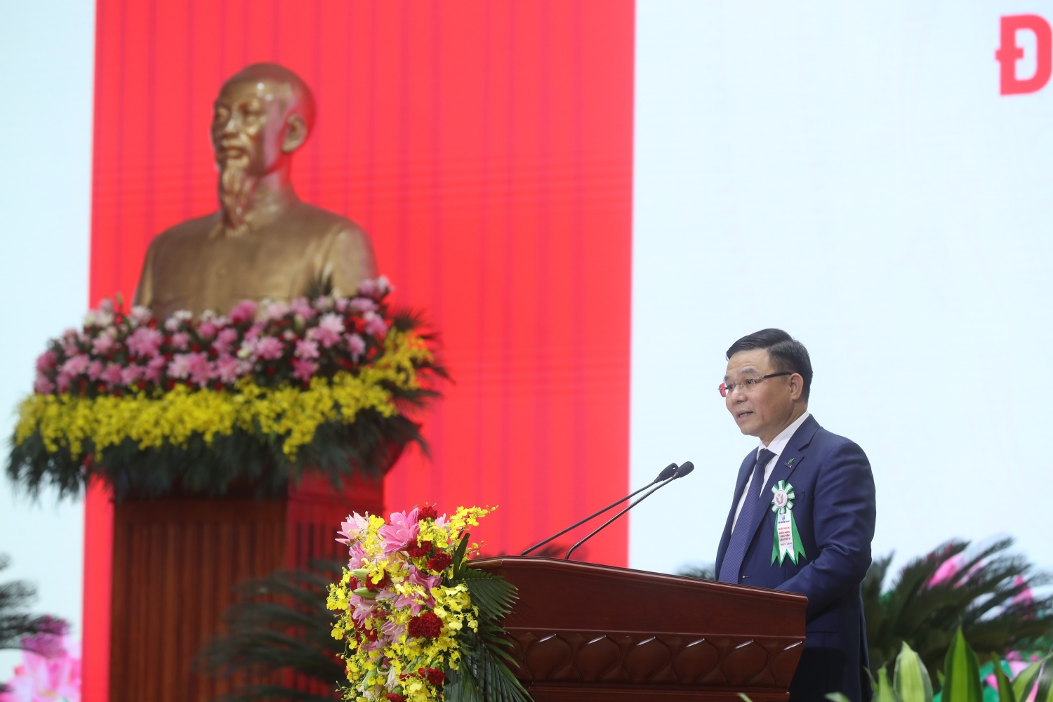 Đồng chí Lê Mạnh Hùng, Bí thư Đảng uỷ, Chủ tịch HĐTV Petrovietnam kêu gọi toàn thể cán bộ, kỹ sư, công nhân và người lao động Petrovietnam tiếp tục phát huy tinh thần trách nhiệm, chủ động, đổi mới, dám nghĩ, dám làm, thi đua phấn đấu hoàn thành xuất sắc các nhiệm vụ chính trị, kế hoạch quản trị, sản xuất kinh doanh giai đoạn 2025-2030.