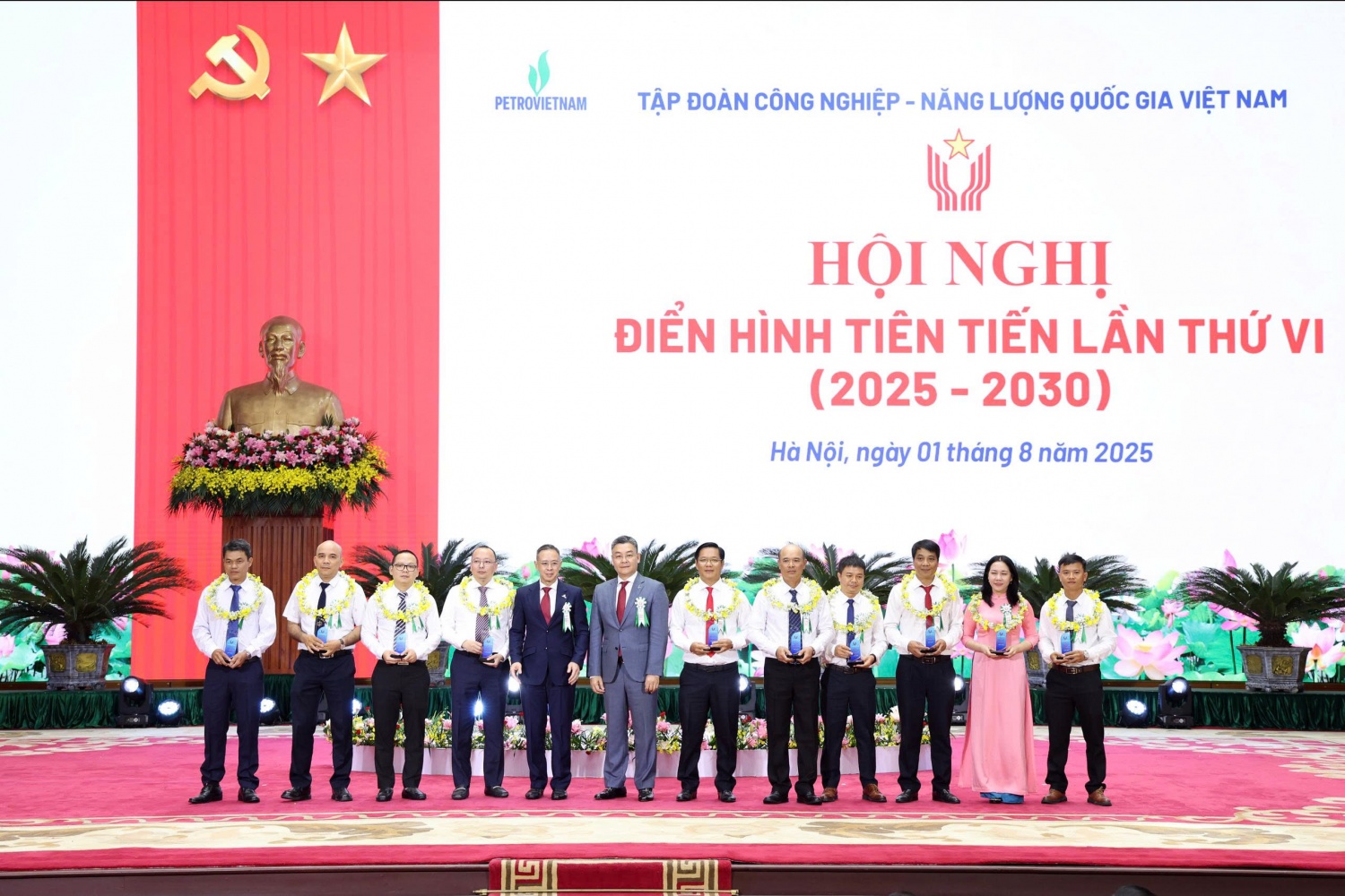 Đồng chí Trần Bình Minh, UV BCH Đảng bộ, Thành viên HĐTV Tập đoàn và đồng chí Lê Mạnh Cường, UV BCH Đảng bộ, Phó Tổng giám đốc, Thành viên Hội đồng TĐKT Tập đoàn trao Biểu trưng tuyên dương, khen thưởng các cá nhân điển hình tiên tiến giai đoạn 2020-2024.