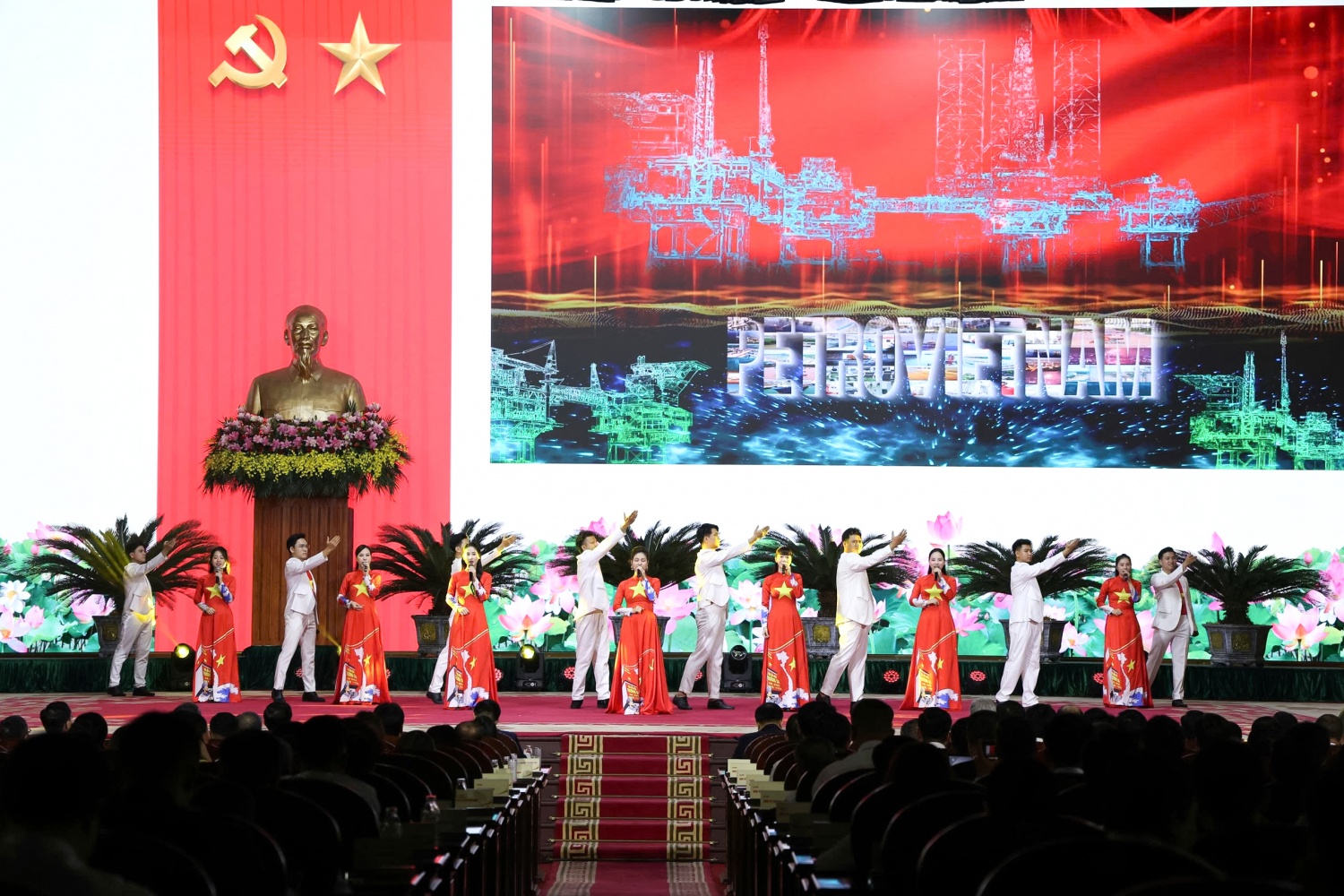Hội nghị không chỉ tuyên dương, khen thưởng những tập thể, cá nhân điển hình tiên tiến tiêu biểu giai đoạn 2020-2024, mà còn là dịp quan trọng để tổng kết, đánh giá các mô hình, cách làm hay, phân tích, rút ra bài học kinh nghiệm.