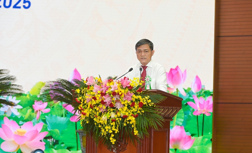 Tổng Giám đốc PVCFC Văn Tiến Thanh trình bày tham luận “Tổ chức phong trào thi đua yêu nước và đổi mới công tác thi đua, khen thưởng gắn với Khoa học công nghệ (KHCN), đổi mới sáng tạo (ĐMST) và chuyển đổi số (CĐS)”.