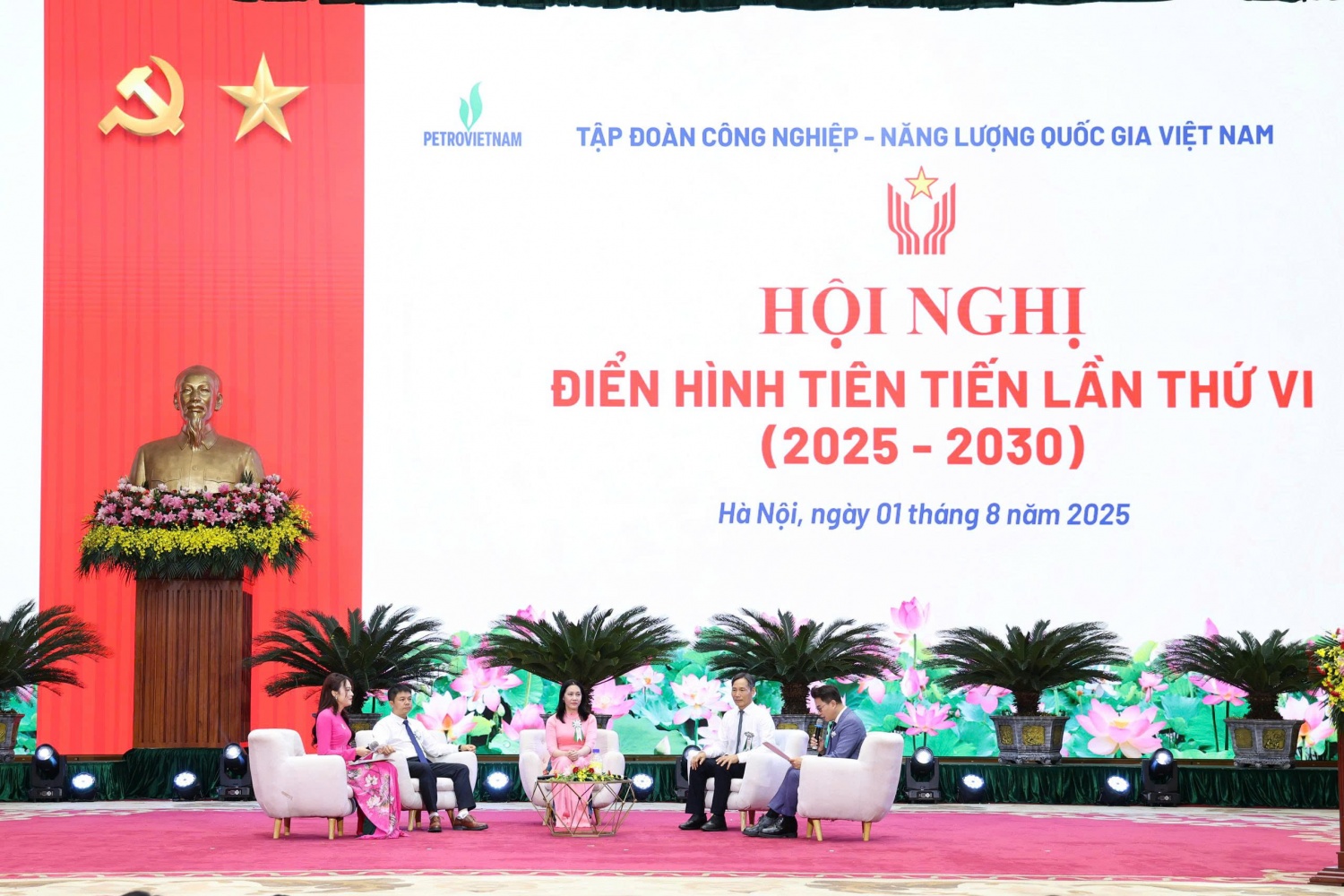 Các gương điển hình tiên tiến giao lưu, chia sẻ những câu chuyện thi đua yêu nước