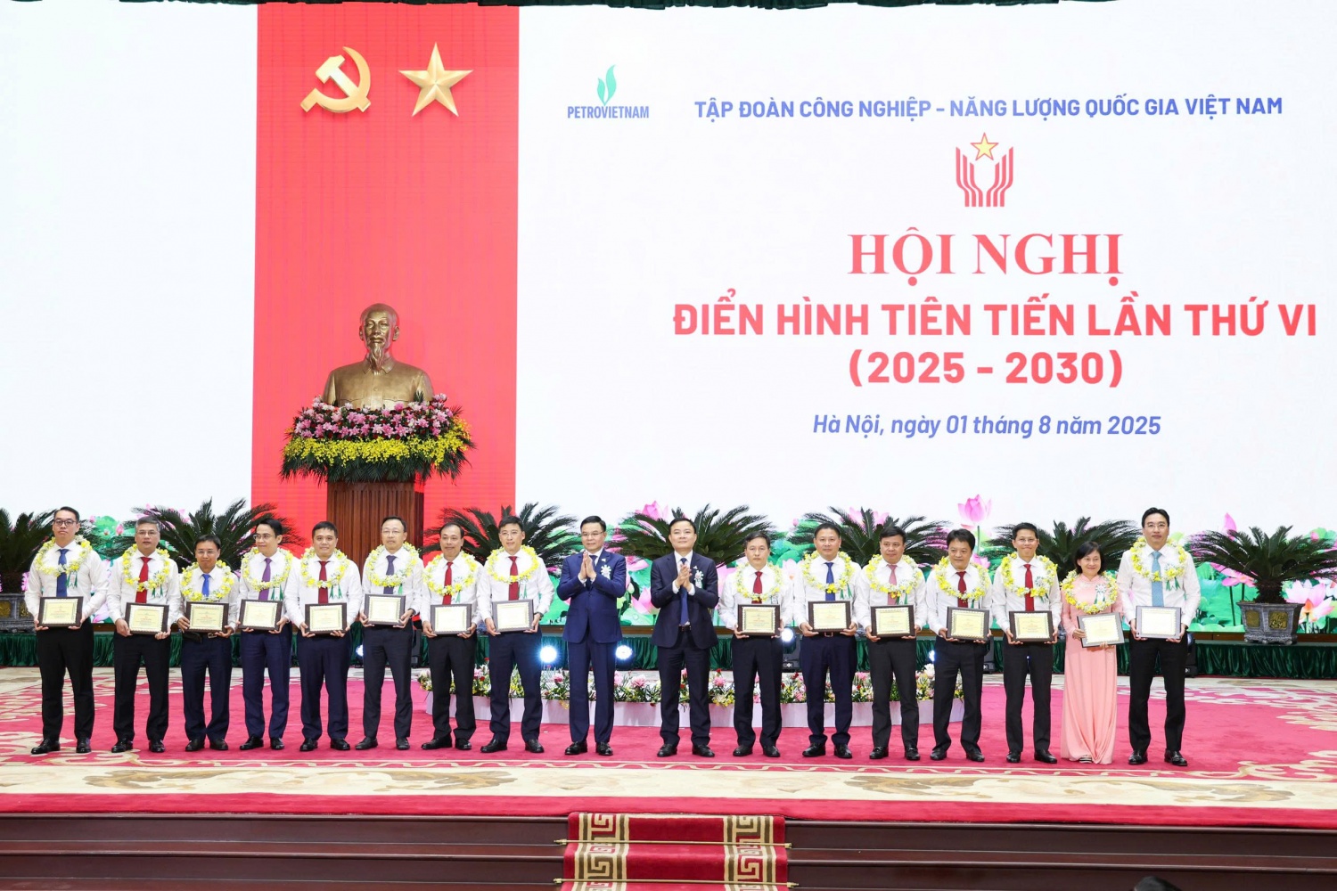 Đồng chí Lê Mạnh Hùng, Bí thư Đảng ủy, Chủ tịch HĐTV Tập đoàn và đồng chí Lê Ngọc Sơn, Phó Bí thư Đảng ủy, Tổng Giám đốc, Chủ tịch Hội đồng TĐKT Tập đoàn trao Biểu trưng tuyên dương, khen thưởng các tập thể điển hình tiên tiến giai đoạn 2020-2024.