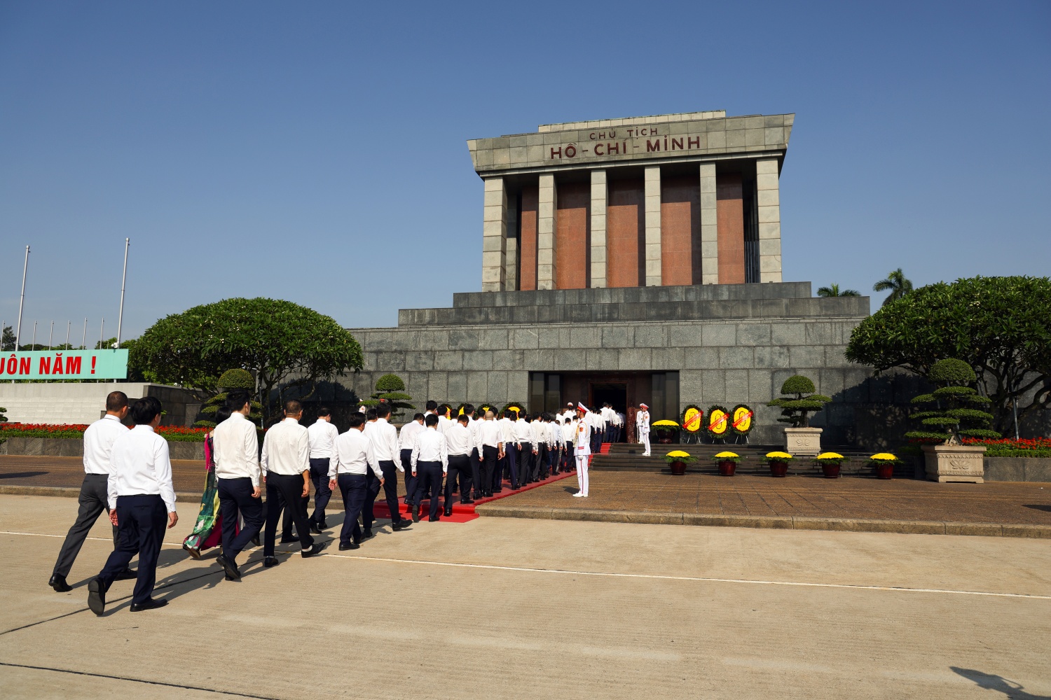 Đoàn đại biểu dâng hoa và vào Lăng viếng Chủ tịch Hồ Chí Minh