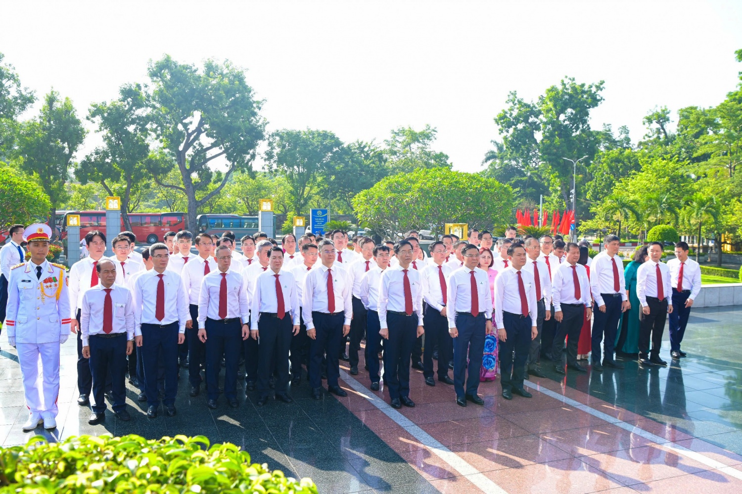Đoàn tưởng niệm các Anh hùng Liệt sỹ