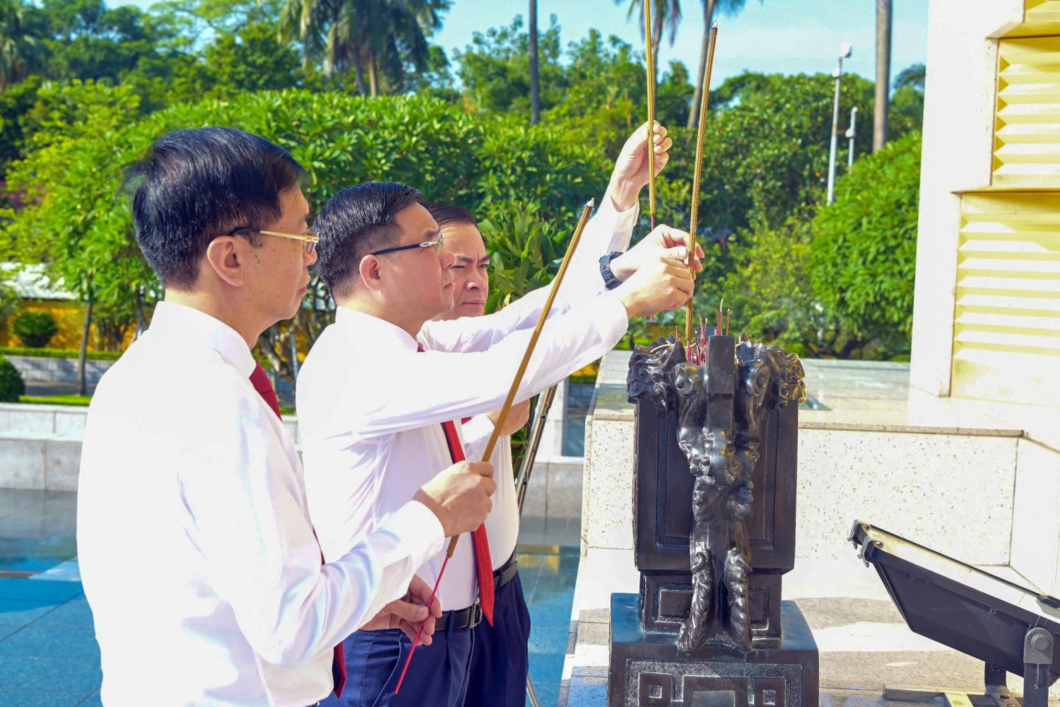Các đồng chí Thường trực Đảng ủy Petrovietnam dâng hương tại Tượng đài các Anh hùng Liệt sỹ Bắc Sơn