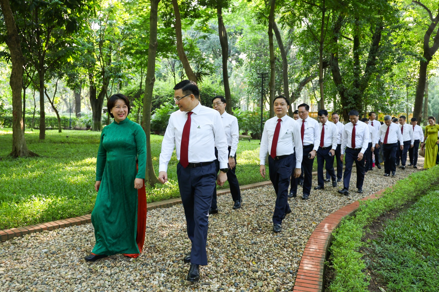 Đoàn nghe giới thiệu về cuộc đời Chủ tịch Hồ Chí Minh