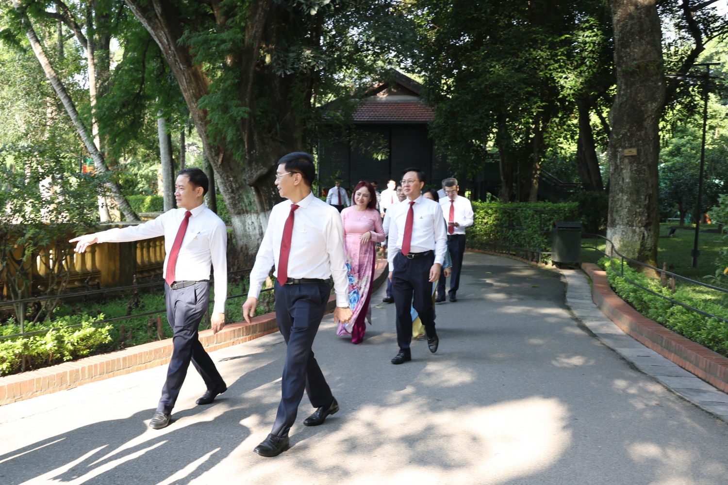 Đoàn tham quan khu Nhà sàn Bác Hồ