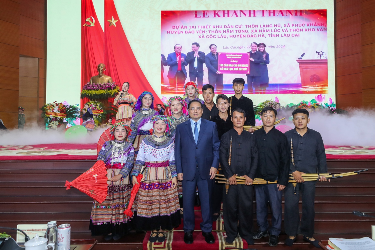 Thủ tướng Phạm Minh Chính bày tỏ sự xúc động khi xem các tiết mục văn nghệ do người dân thôn Kho Vàng – Lào Cai biểu diễn tại Đại hội
