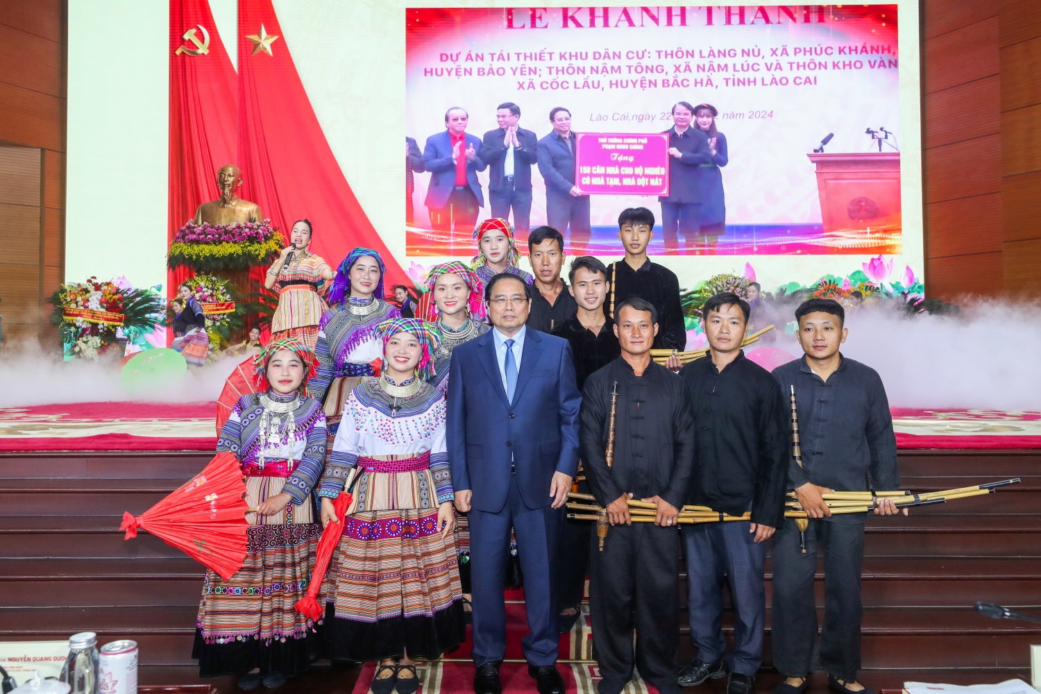Thủ tướng Phạm Minh Chính chụp ảnh lưu niệm cùng đội văn nghệ thôn Kho Vàng trình diễn tại Đại hội