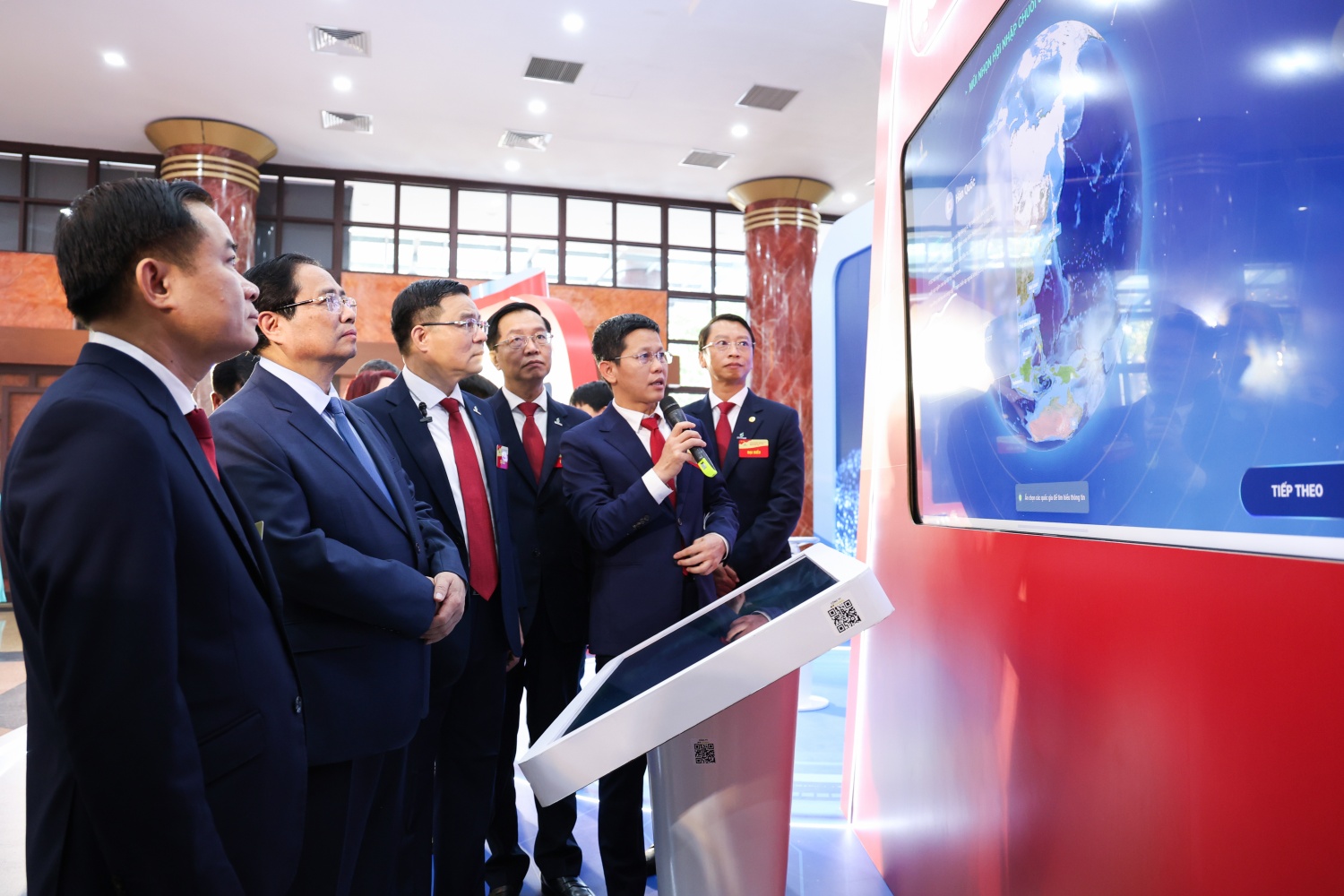 Thủ tướng Phạm Minh Chính nghe giới thiệu về trụ cột Dịch vụ - trụ cột mũi nhọn của Tập đoàn và các dự án sẽ triển khai trong thời gian tới