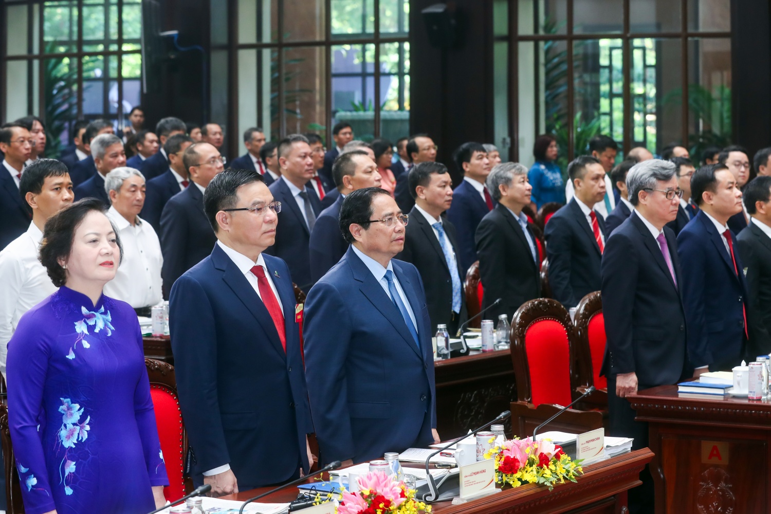 Các đại biểu thực hiện nghi thức chào cờ
